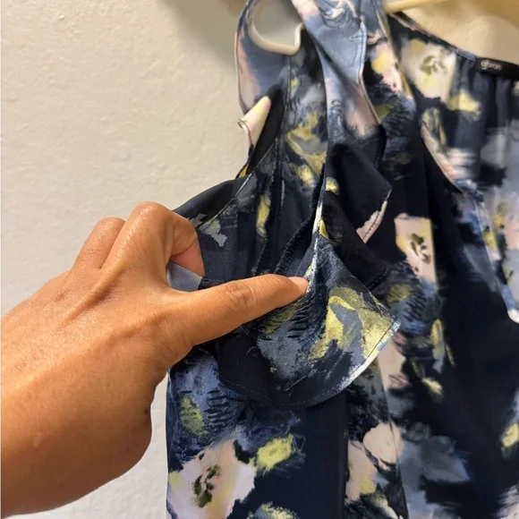 Gibson Navy Floral Ruffle Sleeve Blouse with White Roses - Picture 9 of 12